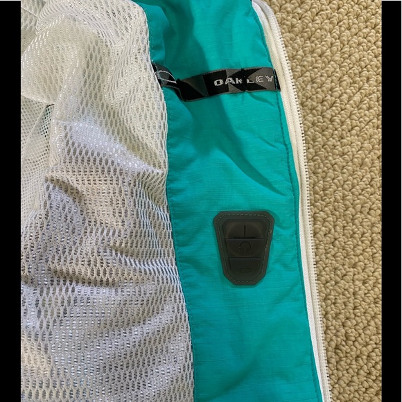 SOLD- Oakley Turquoise Ski Snowboard Jacket Men’s XS or Women’s Medium - Picture 6 of 9
